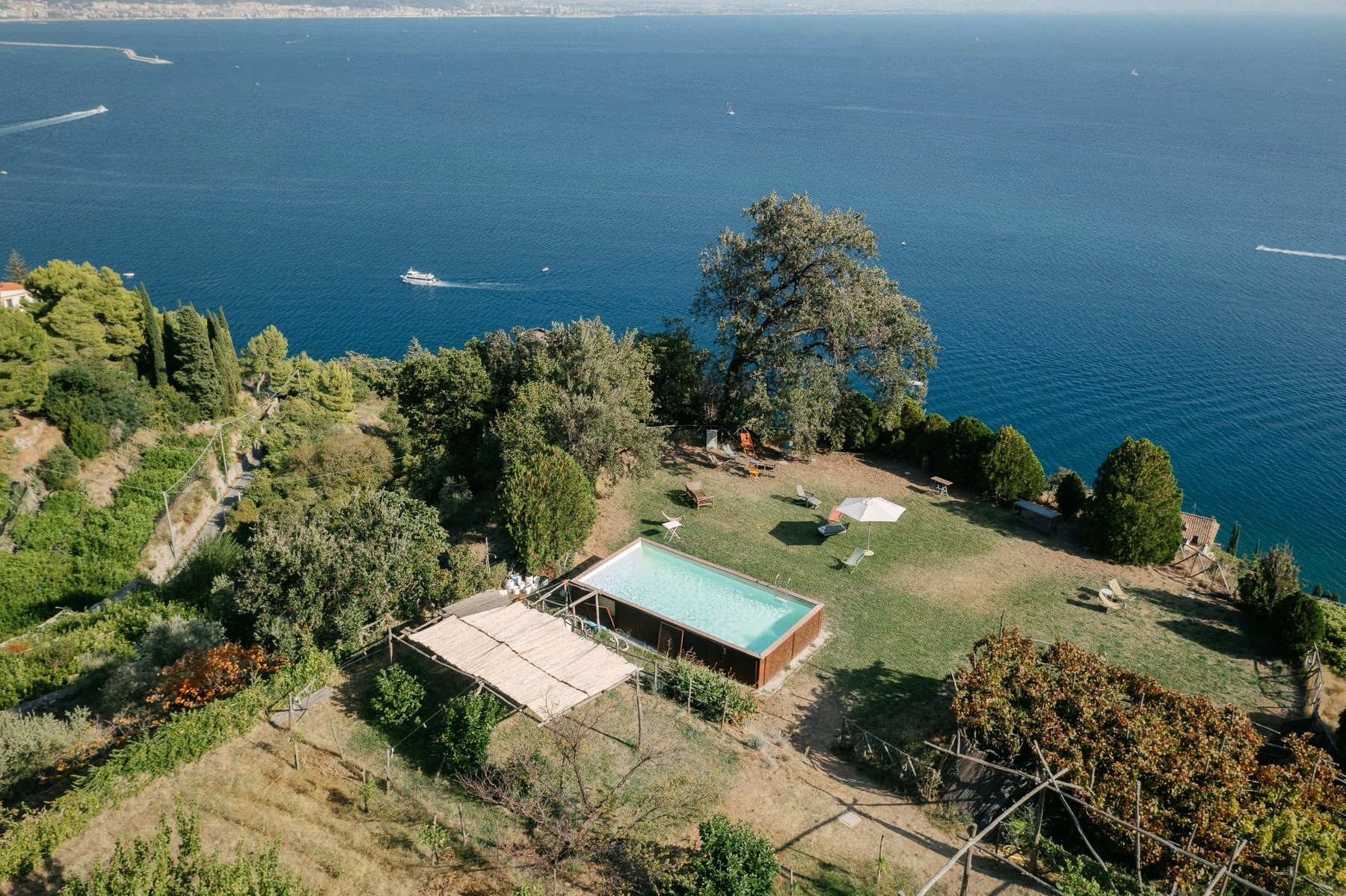 Piscina su una terrazza a picco sul mare, vista dall'alto