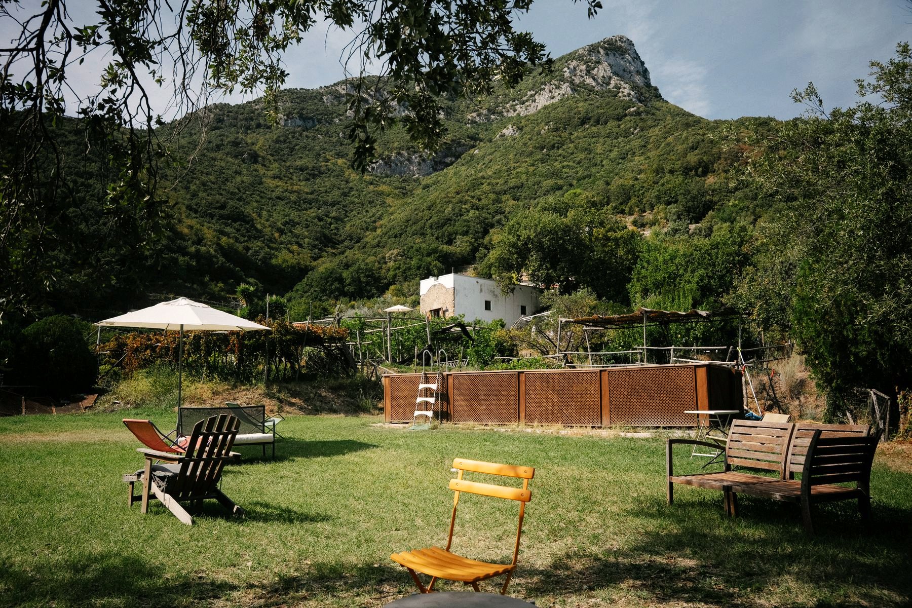 Il prato sulla terrazza della piscina, con la montagna alle spalle