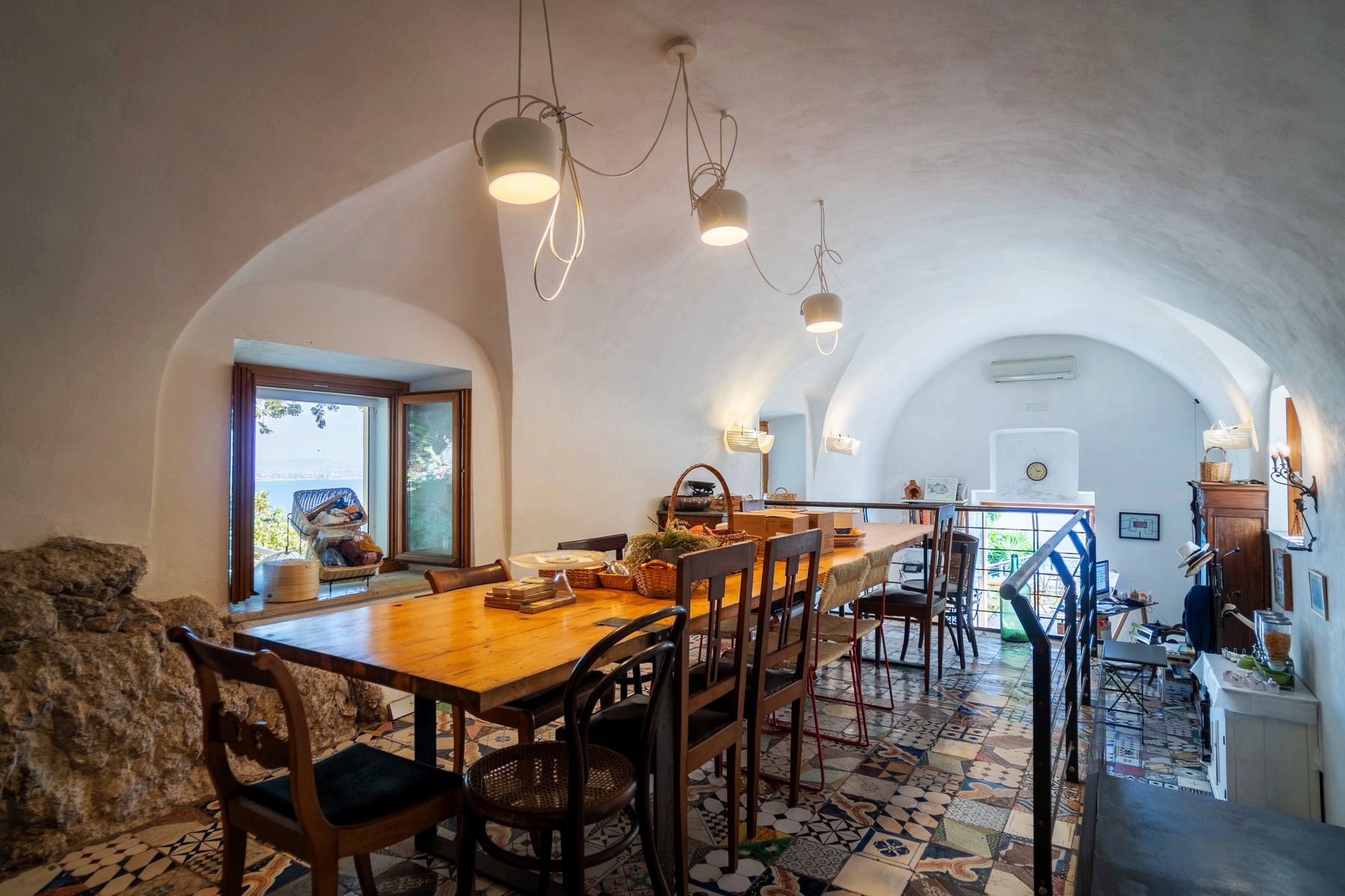 Sala con volta a botte e tavolo in legno